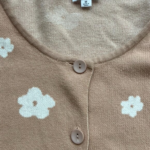 Le Lis Beige with white flowers Long Sleeve Button Down Cardigan sweater Size M - Picture 2 of 8